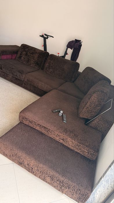 Lindo sofa de canto castanho