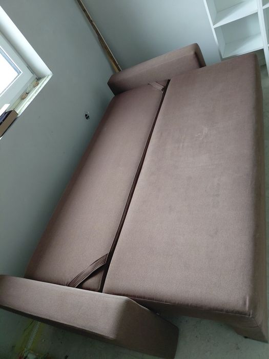 Kanapa brązowa z poduszkami, łóżko, sofa, transport.