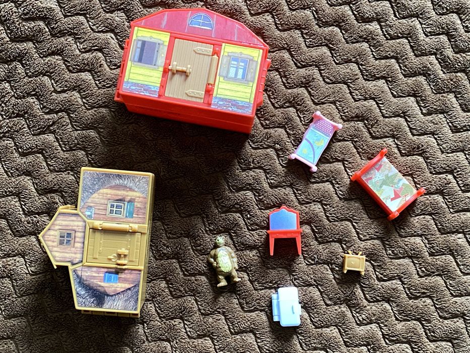 2 małych domka Masza i Niedźwiedz