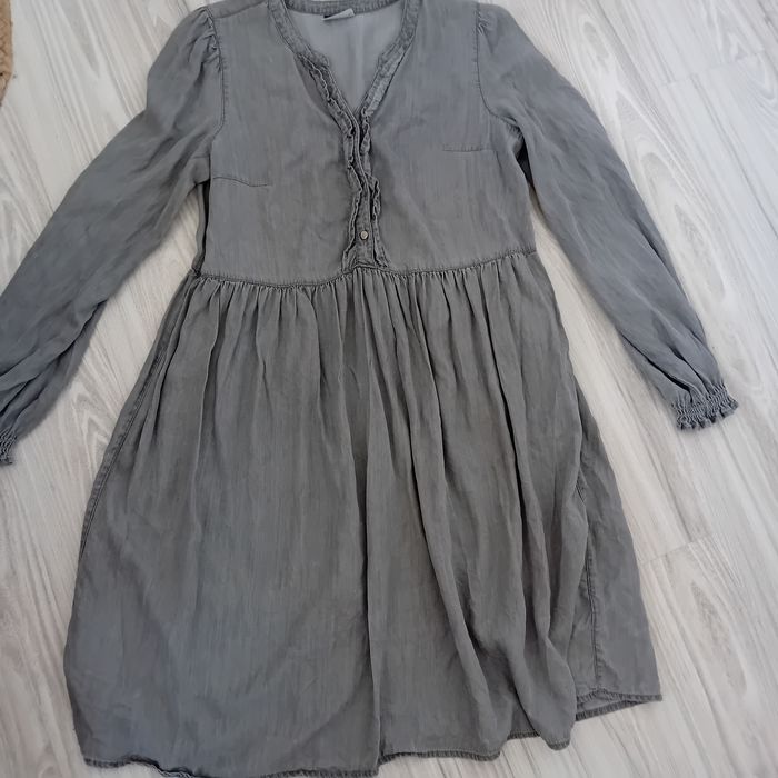 Szara zwiewna sukienka odcinana w pasie M