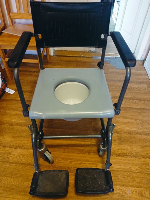 Wózek sanitarny dla osoby niepełnosprawnej