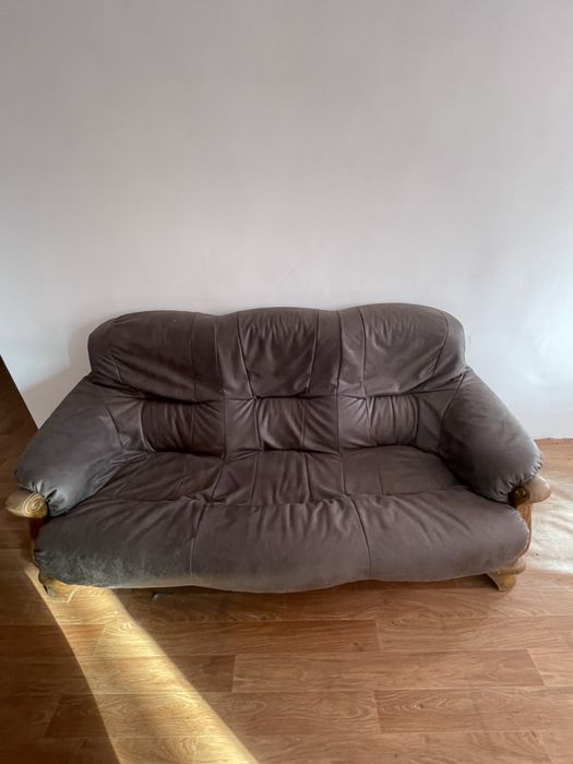 Диван шкіряний, м’який та зручний