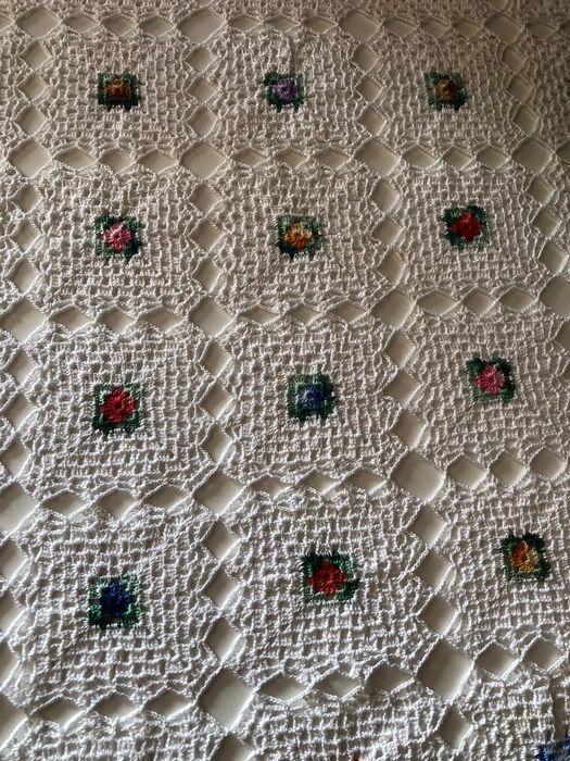 Toalha em renda feita à mão com padrão de flores coloridas