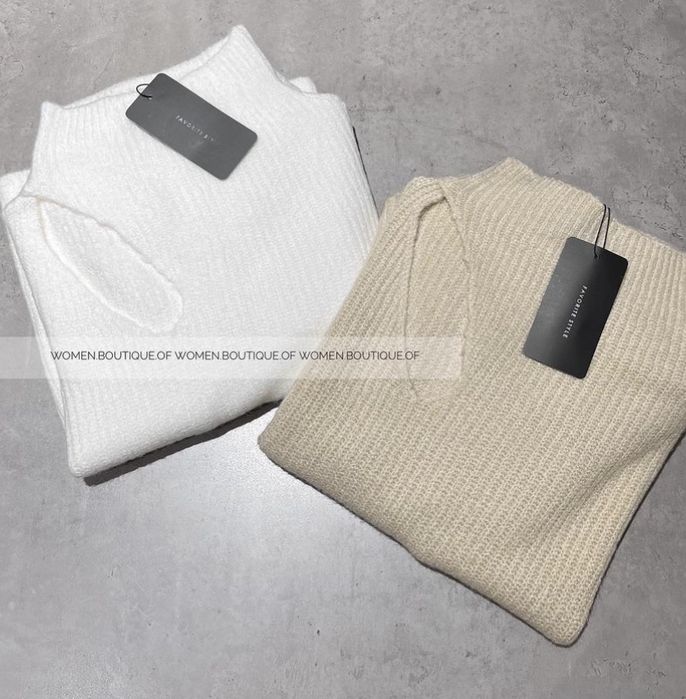 Светр з вирізом