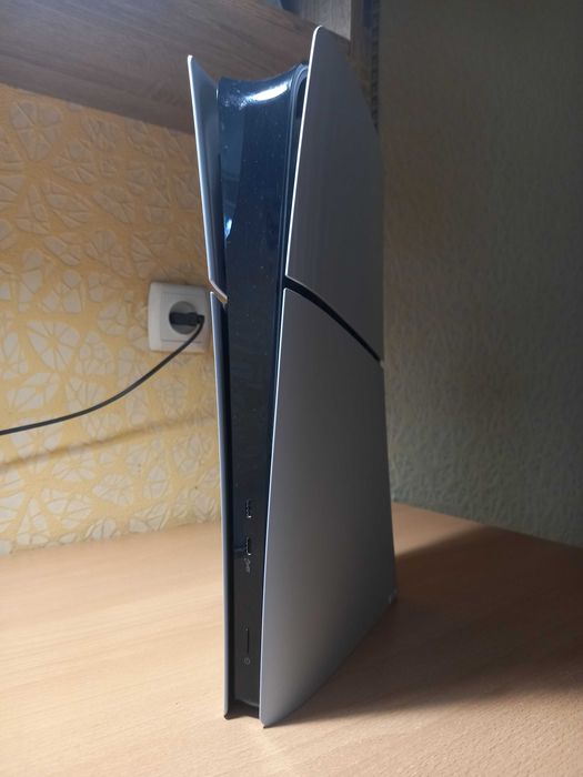 Продам Playstation 5 на гарантии память 1 тер без дисковода