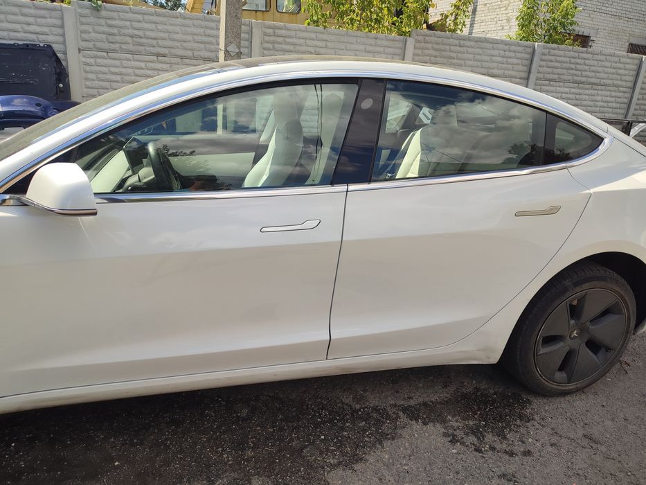 Двері в колір ідеал на Tesla Model 3 Y маю в різних кольорах