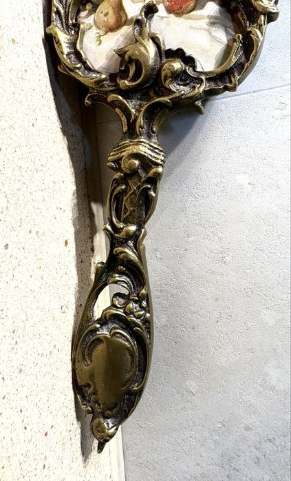 Antiga estrutura de espelho de mão em bronze com amorosos anjnhos