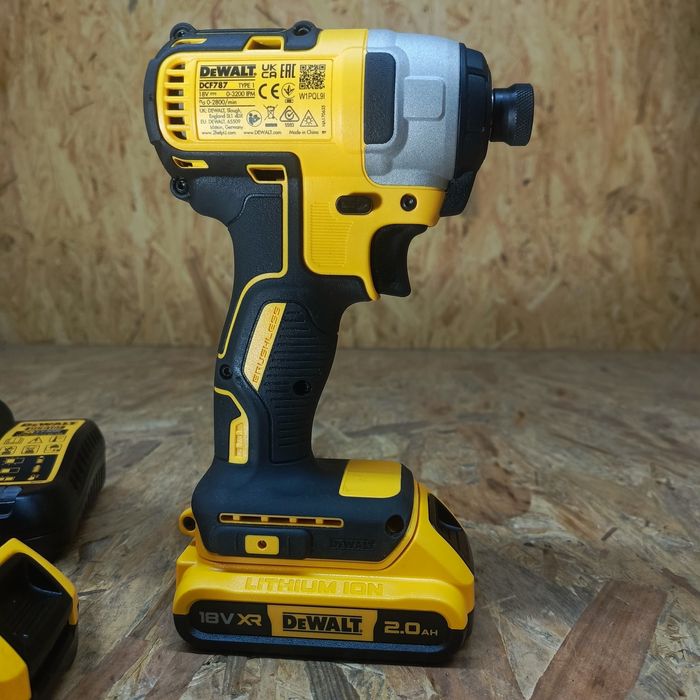 Zakrętarka dewalt dcf787