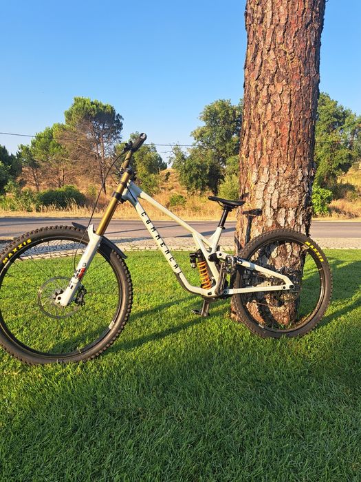 Bicicleta de downhill commencal V5