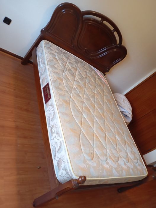 Cama casal em mogno