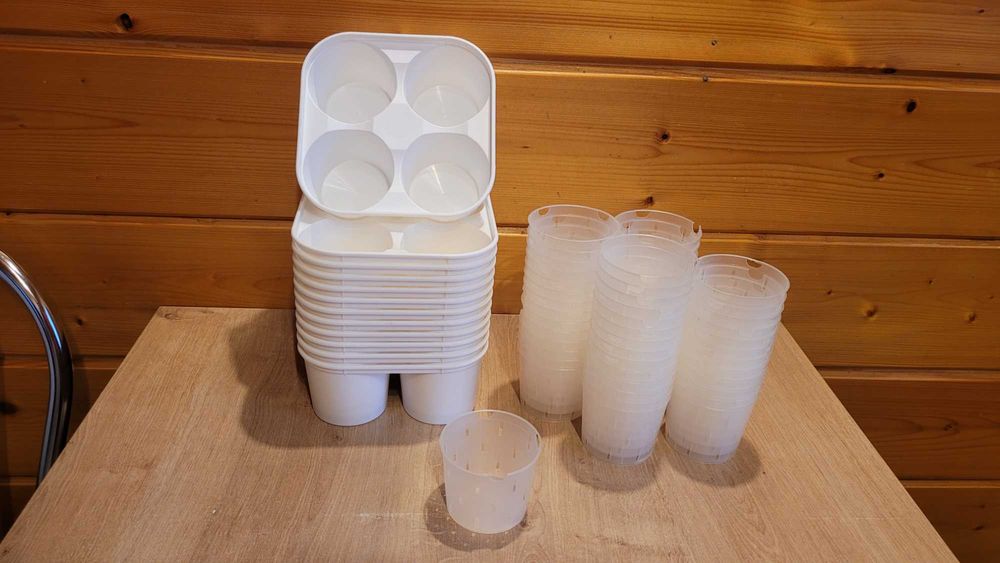 Pojemniki do wytwarzania twarogu i sera.