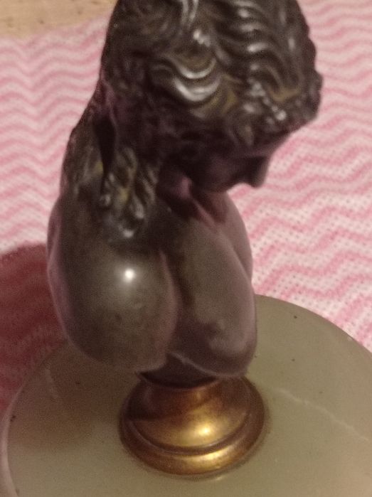 Figurka , odlew przedstawiająca Apollo.