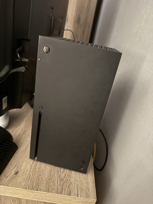 Xbox series x konsola z padem