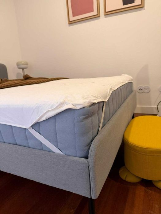 Cama Ikea Cinzenta 140x200 + Colchão + Mesas de cabeceira e cadeeiros