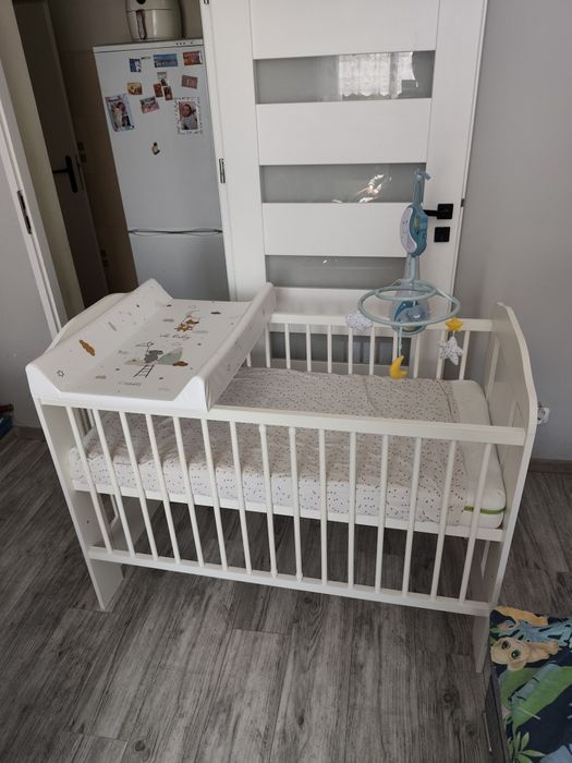 Łozeczko z przewijaniem i karuzel