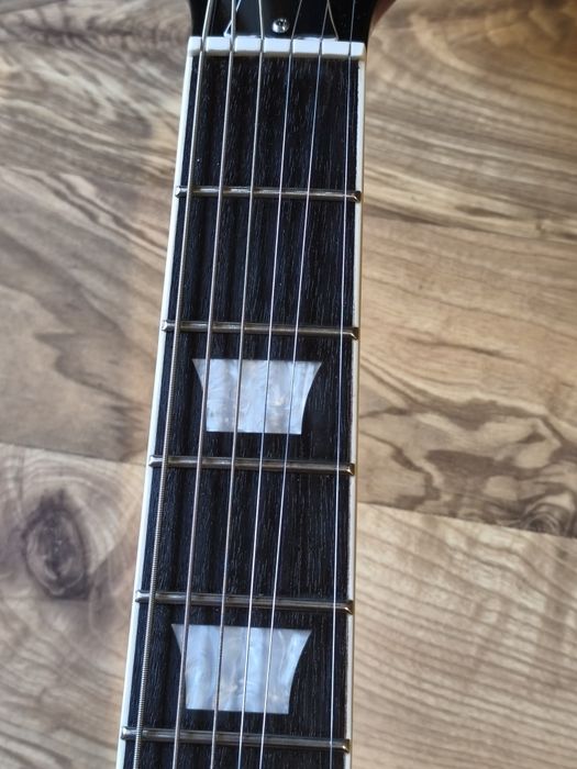 Gitara elektryczna typu SG, nie Gibson, zamiana