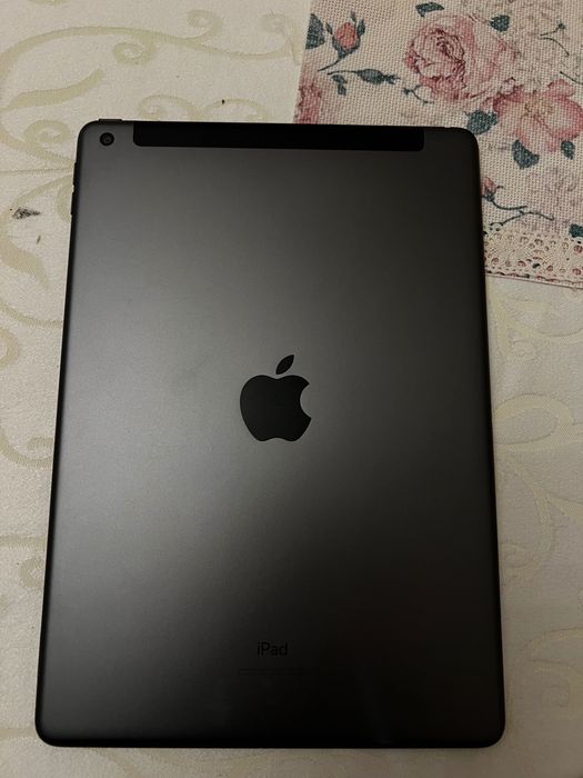 iPad 7-го покоління (32 ГБ, Wi-Fi + LTE).