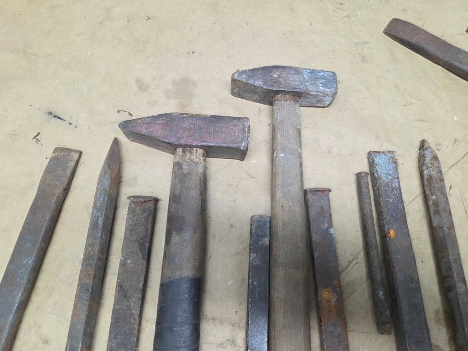 Zestaw stare przecinki, wybijaki, młotek starocie