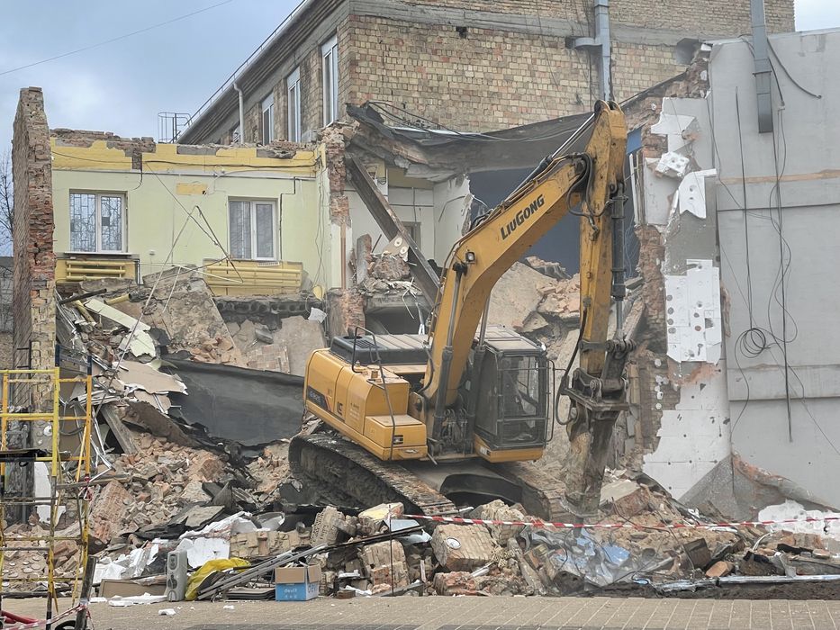 Демонтажні роботи, демонтаж будинку складу ангару будівлі, вивіз смітя