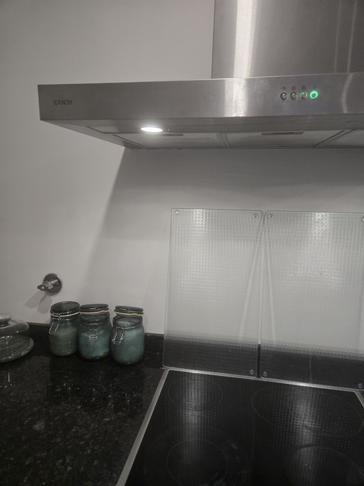 Cozinha com alguns electrodomésticos com 6 meses de utilização