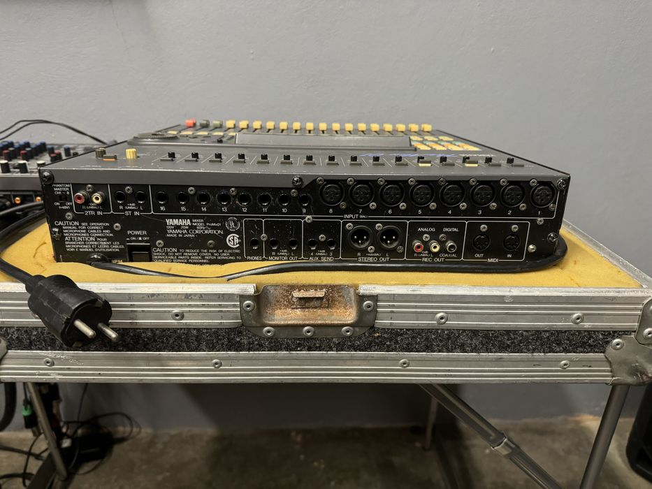 Mesa mistura digital yamaha promix 01 com flightcase