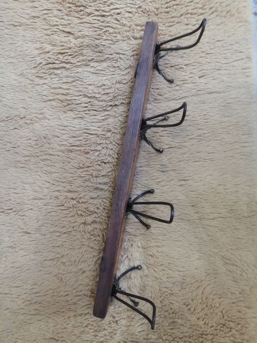 Stary wieszak ścienny do odrestaurowania.