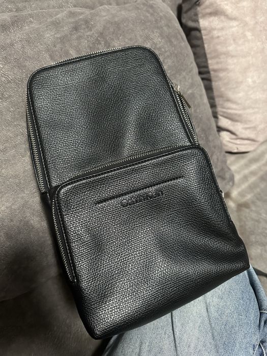 Сумка-слінг Calvin Klein