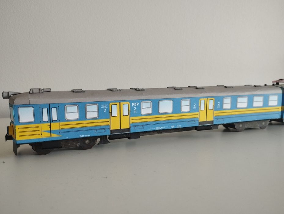 Model kartonowy zabawka pociąg miejski  długosc modelu 78cm autobus sz