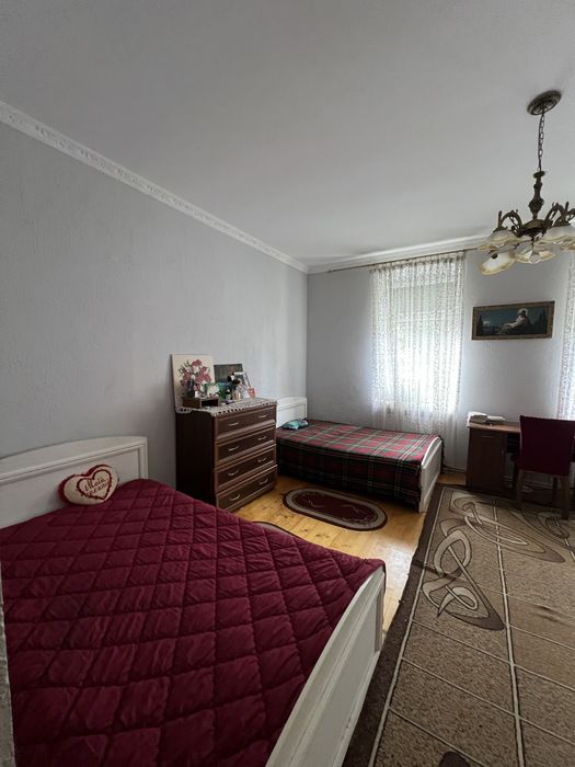 Продаж двох будинків у одному дворі.