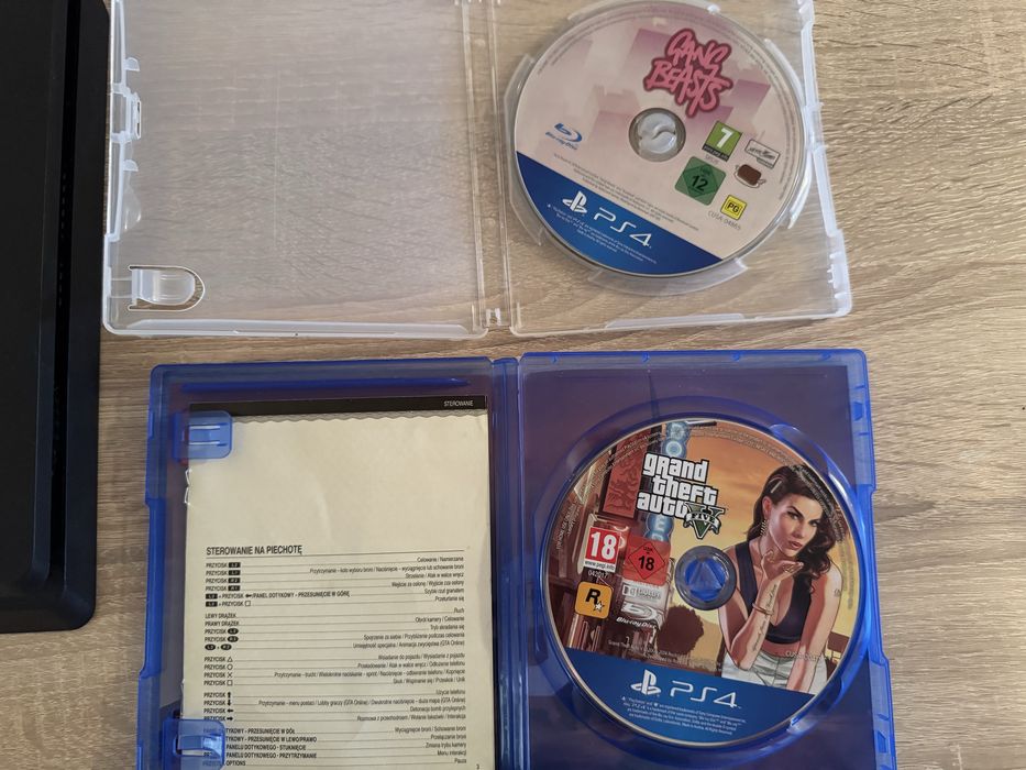 PlayStation 4 slim 1TB  plus oryginalny pad i dwie gry