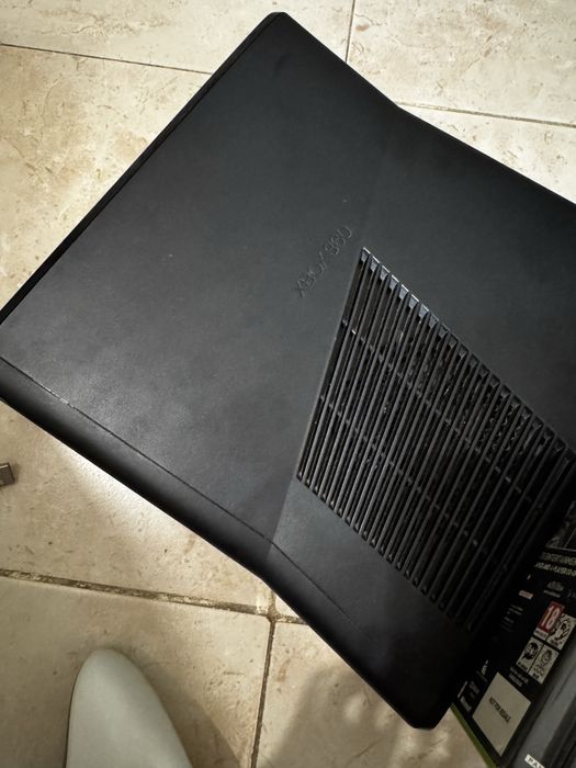 XBOX 360 Slim + 2 comandos + 4 jogos