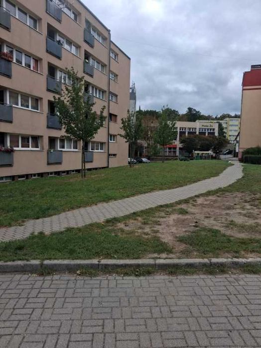 Do sprzedaży łądna kawalerka na Oś. Piastowskim, niski blok, 1 piętro