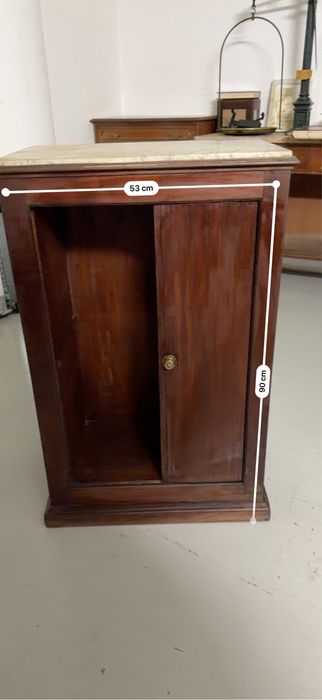 Móvel antigo em madeira com porta de correr