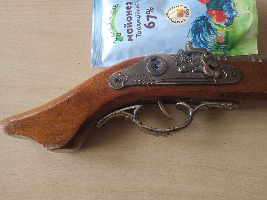 Продам декоративний сувенір пістолет.