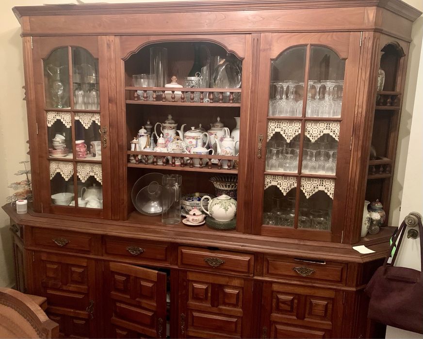 Cristaleira em madeira e portas de vidro