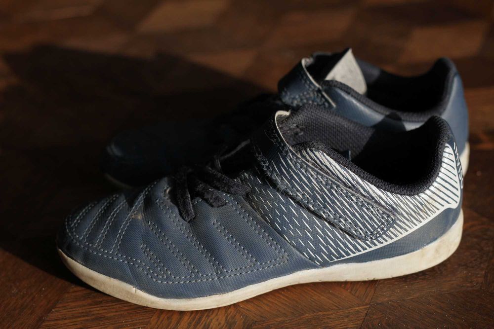Lekkie piłkarskie granatowe buty Decathlon Imviso 30 dł. wkł. 19,5 cm