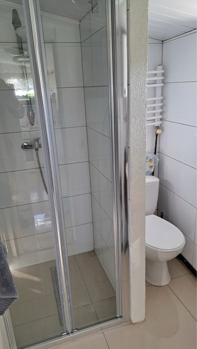 Duża działka ROD nad jeziorkiem z domkiem całorocznym 1000 m² - Więcej