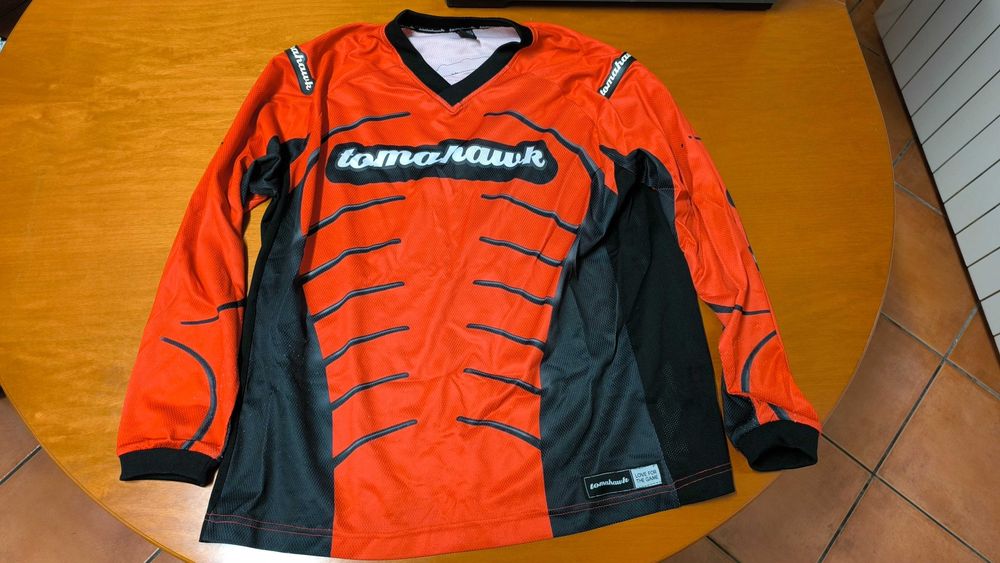 Equipamento de paintball (máscara, roupa variada e porta potes)