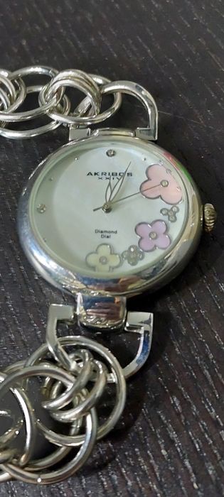 Relógio Suíço luxo Akribos XXIV AK645 diamantes