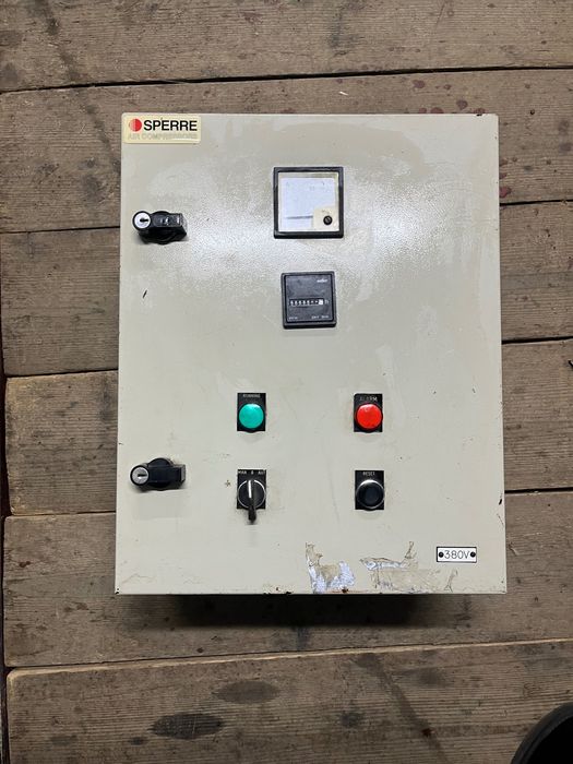 Электрический щит основного и резервного питания.