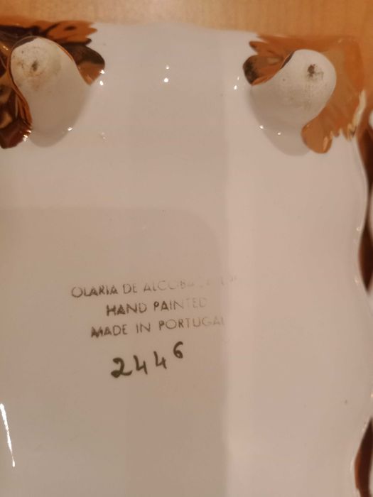 Caixa decorativa de faiança de Alcobaça, feita e pintada à mão