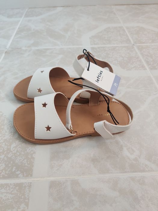 Sandálias novas menina