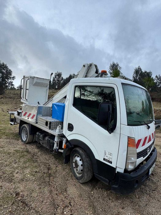 Carrinha com plataforma elevatória