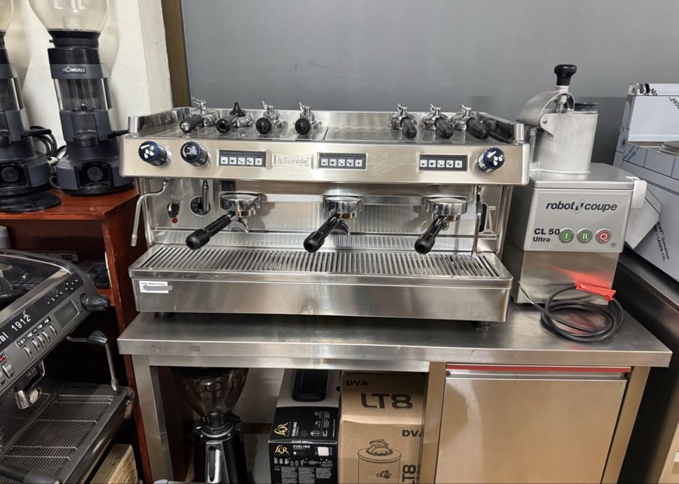 Maquina de cafe futurete  3 grupos Muito Nova