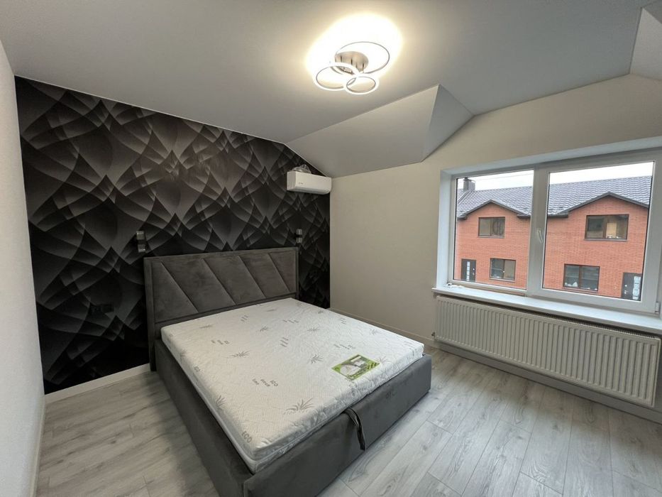 Здається Шикарний Таунхаус на Весняному перша здача.