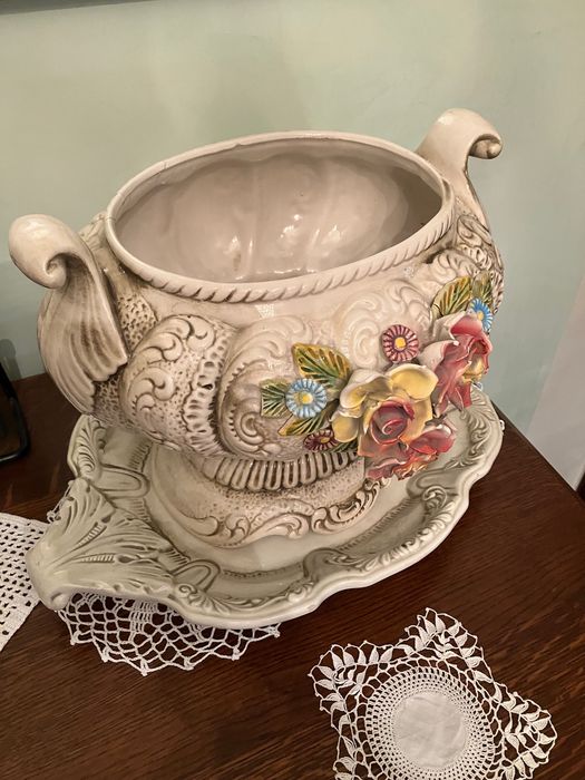 Waza porcelanowa z pokrywką i talerzem.