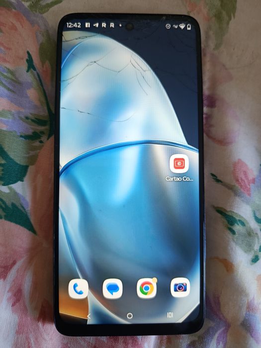 1 mês de uso deixei o celular cair e quebrou a câmera frontal