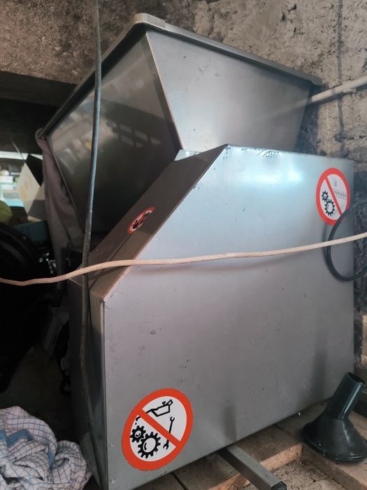 Conjunto de cubas em inox e esmagadora de uvas elétrica