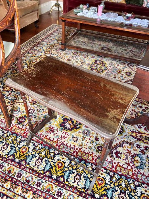 Mesa auxiliar antiga em pequenas dimensões