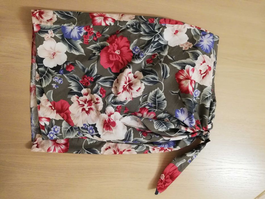 Efektowna spódnica w kwiaty wiązana z boku